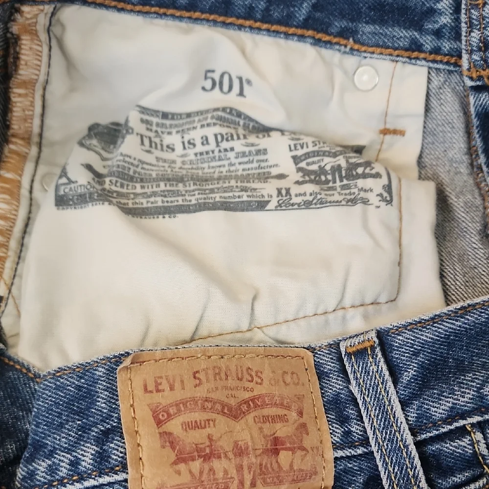 Levi's Distressed Jeans, Size 28. - Picture 6 of 7